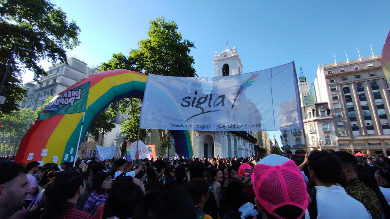 Bandera de SIGLA en la Marcha del Orgullo 2023 en Buenos Aires